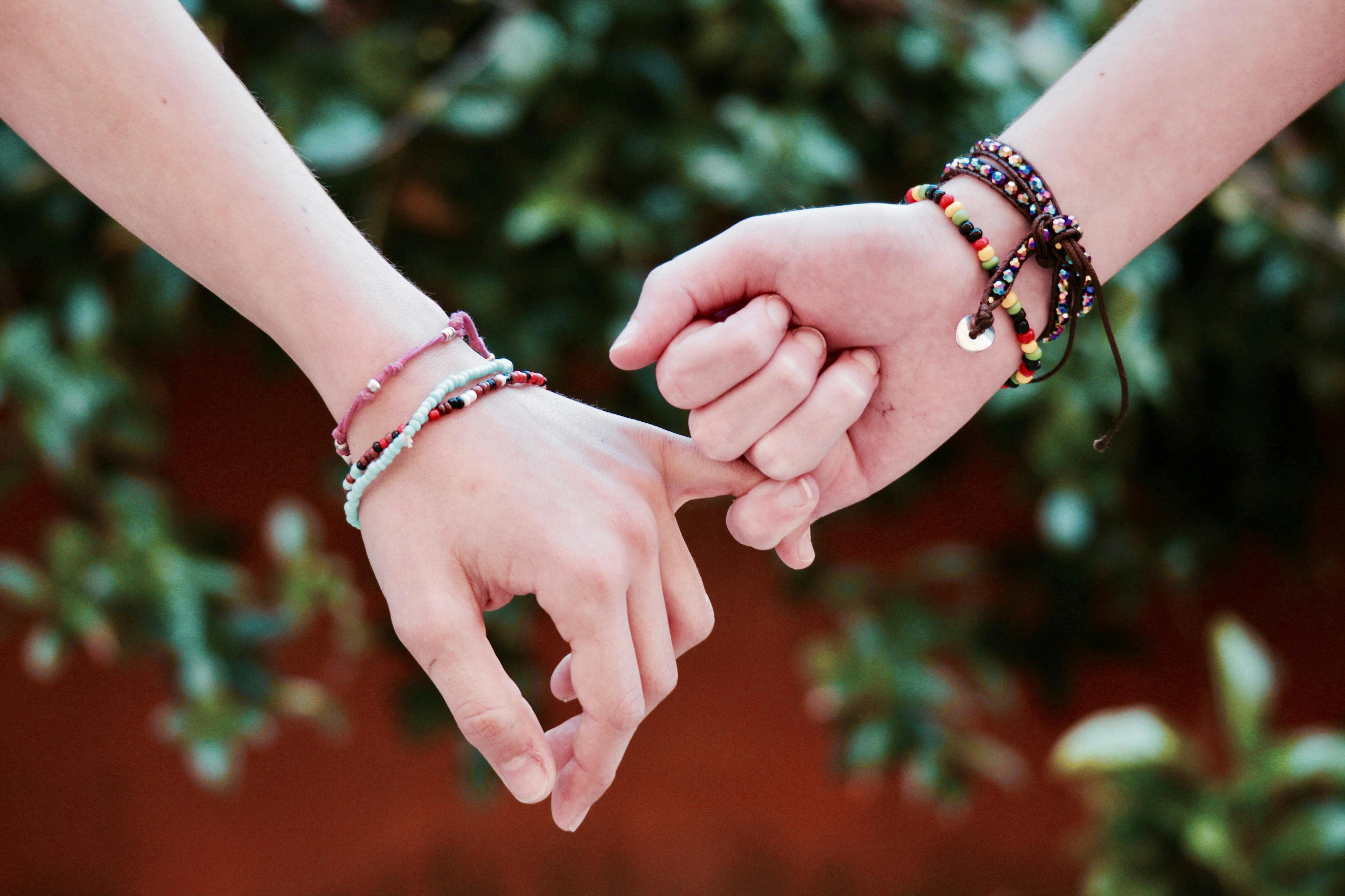 3 femmes avec des bagues